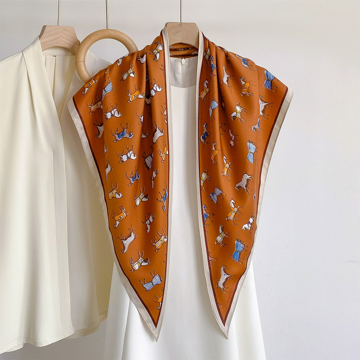 Bandana Multi Way - Trendiger Satin-Dreiecksschal mit Pferdemotiv Damen Foulard