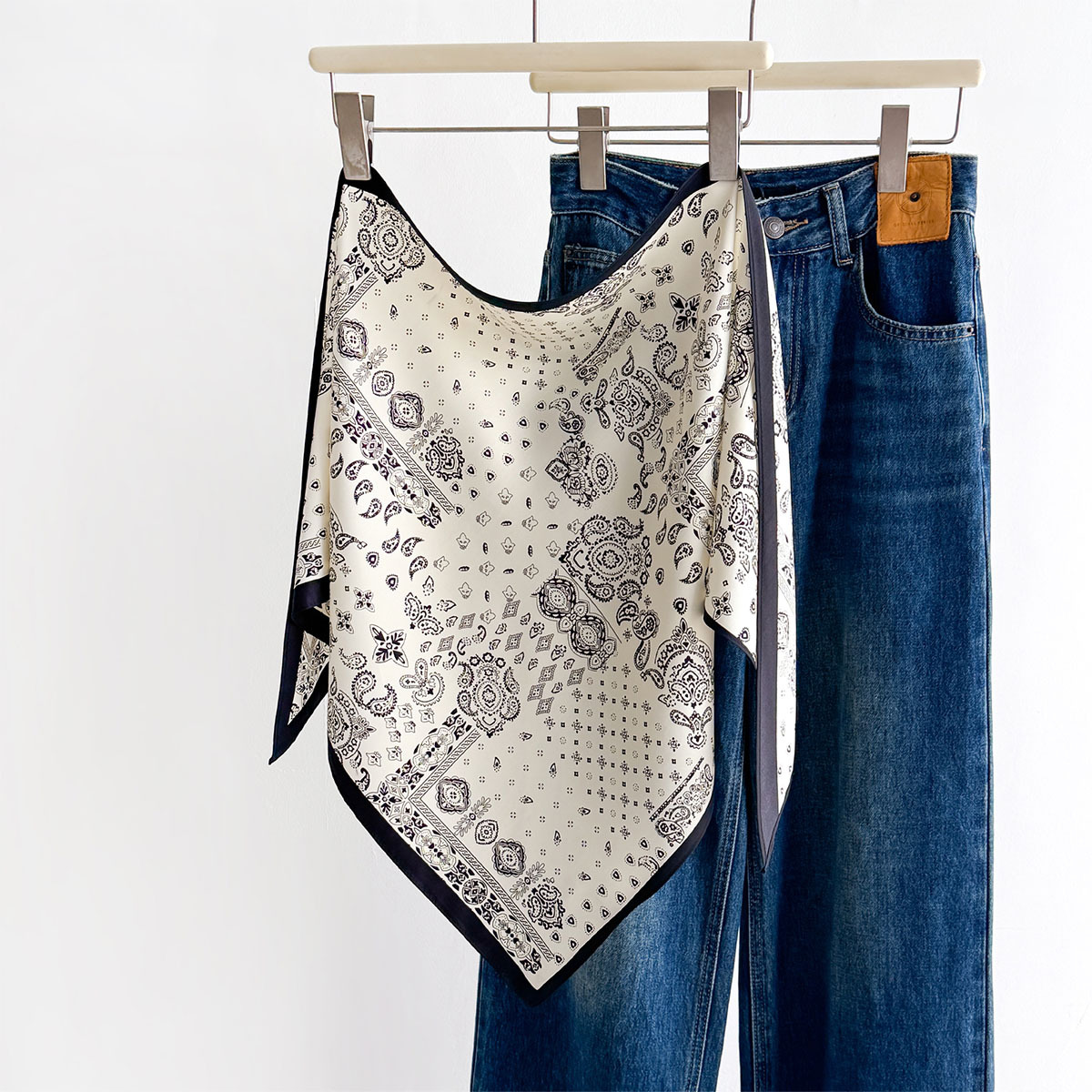 Seidig glattes, dreieckiges Ba – Bandana Multi Way Bewertung und Preis